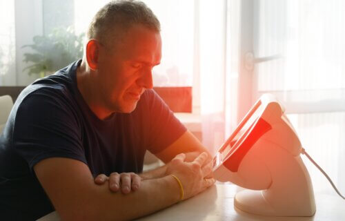 Man using light therapy device